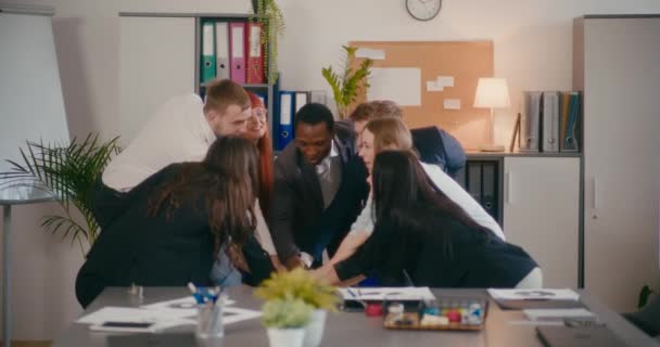 Çalışanların Ele Tutuşması Ofiste Başarıyı Kutlamaları Yavaş Çekimde Gerçekleşiyor — Stok video