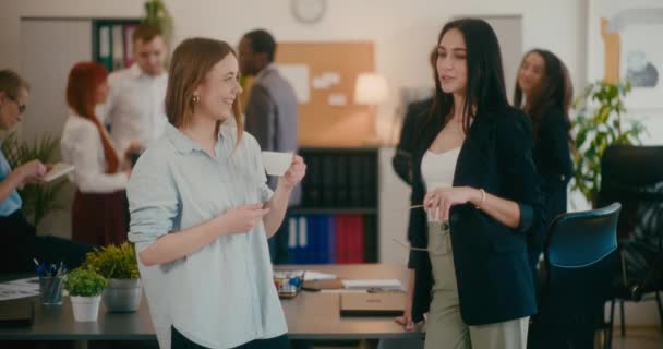 Plan Verrouillage Collègues Féminines Discutant Tout Prenant Café Pendant Pause — Video