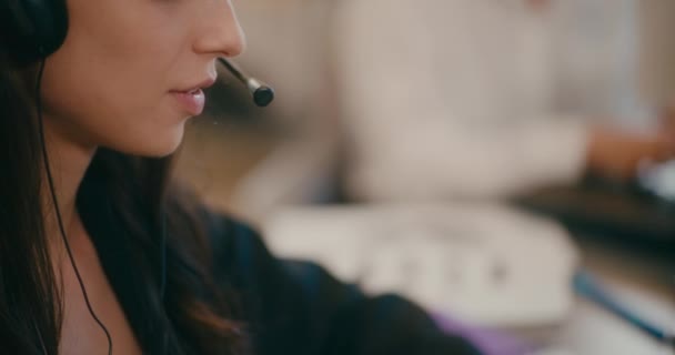 Mouvement Lent Représentant Clientèle Féminine Avec Casque Travail Dans Bureau — Video