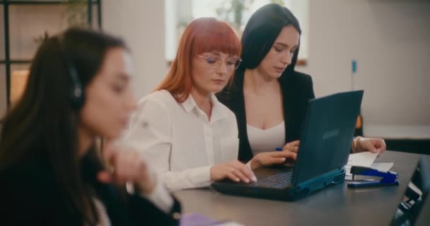 在办公室的笔记本电脑上工作的女商人动作缓慢 — 图库视频影像