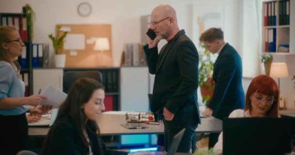Сотрудница Показывает Документ Менеджеру Мужчине Разговаривающему Мобильному Телефону Офисе — стоковое видео
