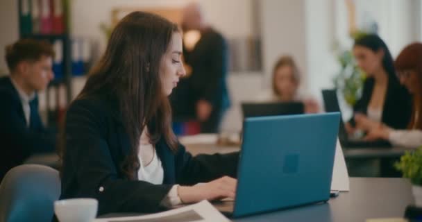 在办公室用笔记本电脑工作的年轻女性员工慢动作锁定镜头 — 图库视频影像