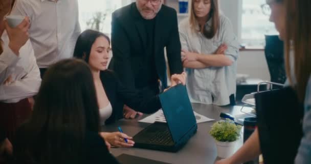 在办公室开会时 女商人在笔记本电脑上与员工交谈的缓慢动作 — 图库视频影像