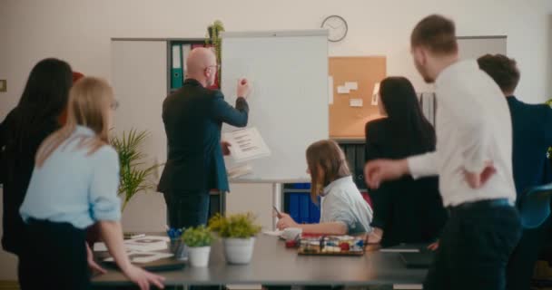 Zeitlupe Männlicher Manager Beim Brainstorming Mit Mitarbeitern Über Flipchart Sitzungssaal — Stockvideo