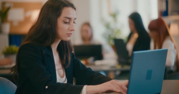 Långsam Rörelse Unga Affärskvinna Med Bärbar Dator Vid Skrivbordet Kontoret — Stockvideo