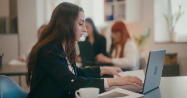 Zpomalený Pohyb Mladé Zaměstnankyně Pracující Notebooku Kanceláři — Stock video