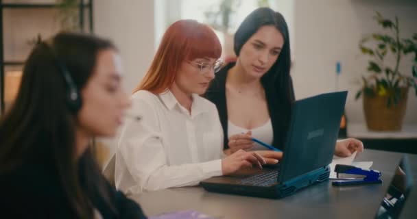 Irodai Íróasztalnál Laptopon Dolgozó Női Kollégák Lassú Mozgása — Stock videók