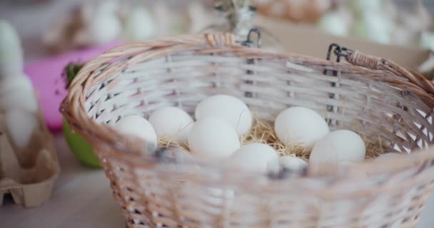 复活节期间放在桌上篮子里的复活节彩蛋的关门 — 图库视频影像