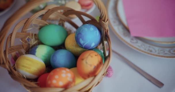 Primo Piano Uova Pasqua Nel Cestino Sul Tavolo Durante Pasqua — Video Stock