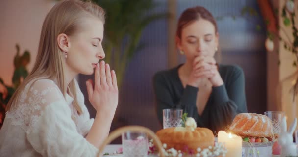 Ritratto Sorella Che Prega Prima Delle Vacanze Pasquali Colazione — Video Stock