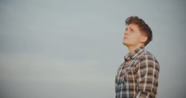 Långsam Rörelse Kontemplativ Ung Manlig Bonde Mot Himlen — Stockvideo