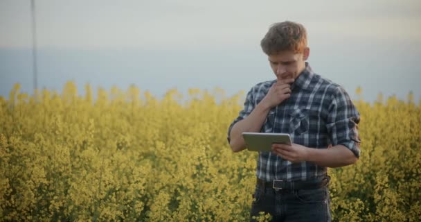 Zpomalení Pohybu Mužského Agronoma Pomocí Tablet Farmě Proti Obloze — Stock video