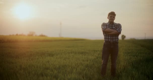 Zeitlupe Eines Bauern Der Bei Sonnenuntergang Mit Form Gekreuzten Armen — Stockvideo