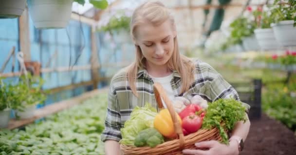 Powolny Ruch Uśmiechniętej Kobiety Rolnika Patrzącej Zebrane Organiczne Warzywa Koszyku — Wideo stockowe