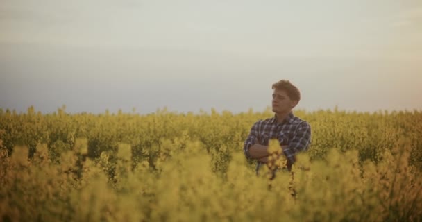 Zpomalený Pohyb Kontemplativního Farmáře Zkříženýma Rukama Uprostřed Kvetoucích Rostlin Proti — Stock video