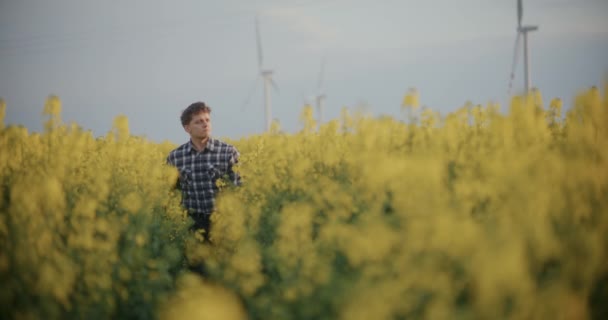 Movimiento Lento Del Agricultor Masculino Reflexivo Medio Plantas Con Flores — Vídeos de Stock
