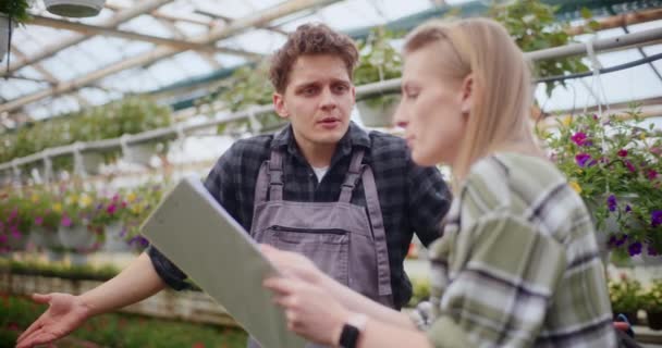 Young Female Farmer Shouting While Discussing Trainee Document Greenhouse — Stock Video
