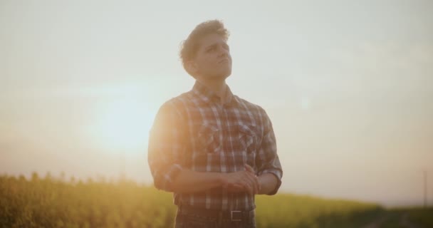 Gün Batımında Çiftlikte Gökyüzüne Karşı Duran Düşünceli Erkek Çiftçinin Yavaş — Stok video