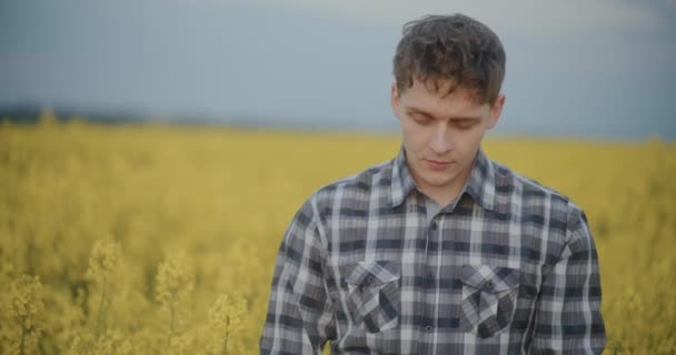 Zeitlupe Eines Nachdenklichen Jungbauern Gegen Gelbe Blumen Auf Dem Bauernhof — Stockvideo