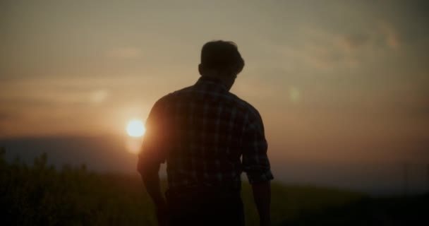 Movimiento Lento Del Joven Agricultor Masculino Caminando Granja Contra Cielo — Vídeos de Stock