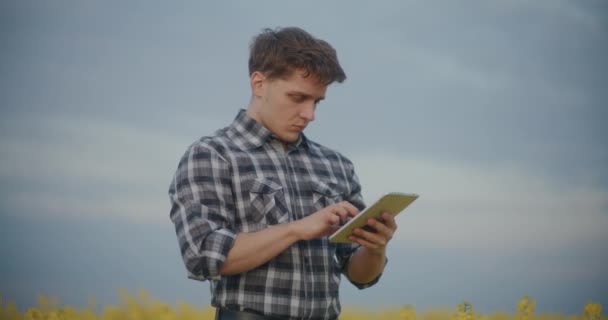 Zpomalení Pohybu Mladého Muže Agronoma Pomocí Tablet Farmě Proti Obloze — Stock video