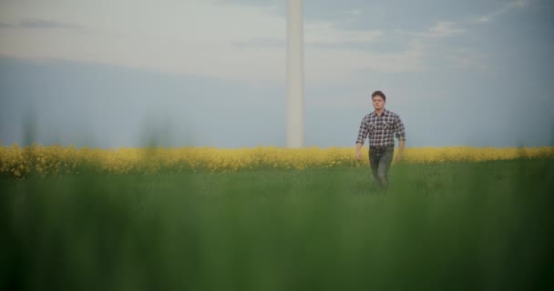 Ung Manlig Bonde Går Bland Växter Gården Mot Himlen — Stockvideo
