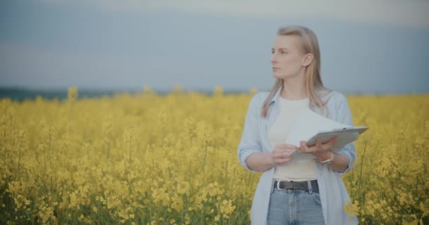 Zpomalený Pohyb Mladé Agronomky Schránkou Stojící Proti Žlutým Květinám Farmě — Stock video