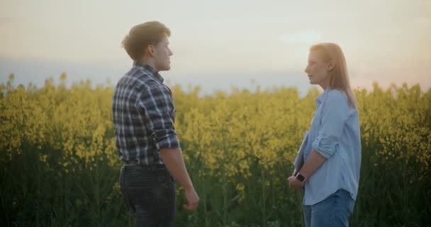 Vista Lateral Joven Agricultor Discutiendo Con Agrónomo Mientras Está Pie — Vídeo de stock
