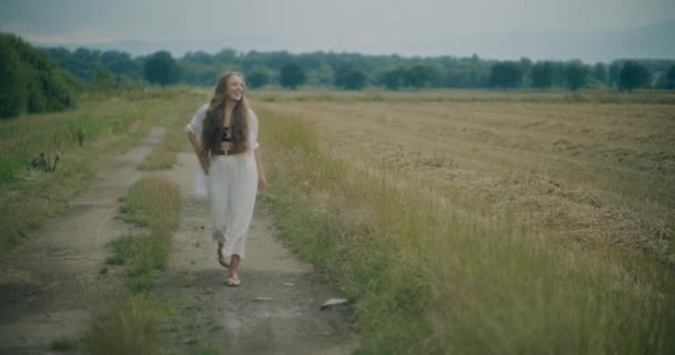 Slepý Záběr Usmívající Ženu Kráčející Venku — Stock video