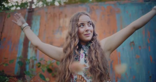 Tarz Sahibi Kadın Modeller Açık Havada Poz Verirken Hippi Kültürünün — Stok video