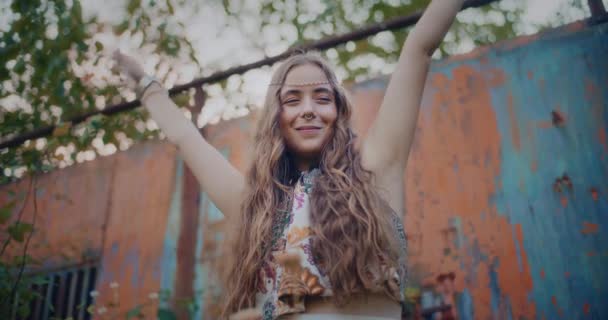Modelo Femenino Con Estilo Posando Aire Libre Explore Las Vibraciones — Vídeo de stock