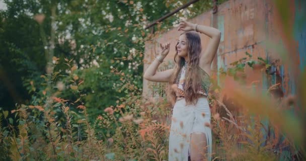 Modèle Féminin Élégant Posant Plein Air Explorez Les Vibrations Bohèmes — Video