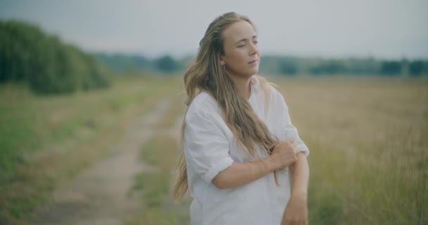 Медленный Снимок Красивой Молодой Женщины Белой Рубашке Стоящей Поле — стоковое видео