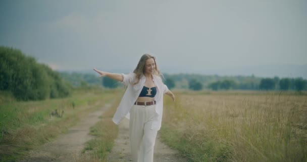 Slow Motion Shot Belle Jeune Femme Avec Les Bras Tendus — Video