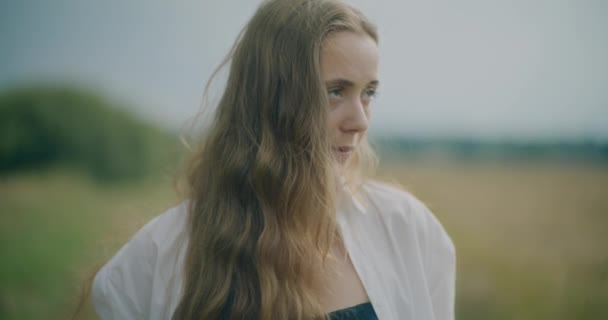 Zpomalený Záběr Smutné Mladé Ženy Vzhlížející Poli — Stock video