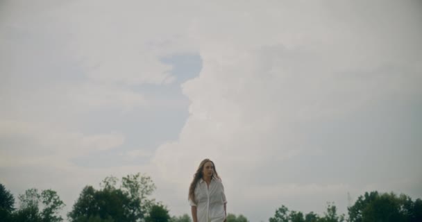 Fotografía Cámara Lenta Una Mujer Rubia Caminando Contra Cielo Nublado — Vídeos de Stock