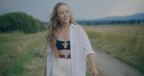 Slow Motion Skott Bekymmerslös Ung Kvinna Dag Drömmer När Går — Stockvideo