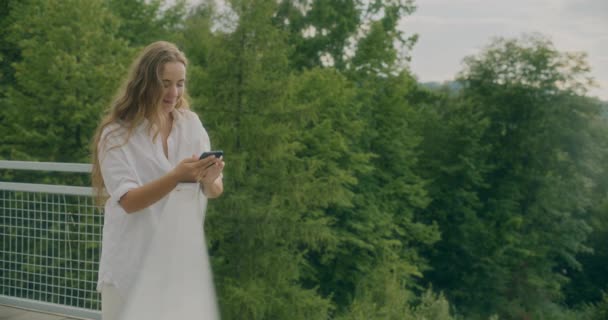 Plan Verrouillage Ralenti Une Femme Souriante Utilisant Téléphone Portable Debout — Video