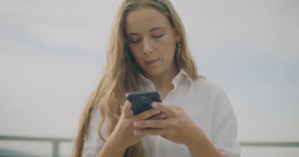 Güzel Bir Kadının Akıllı Telefondan Gökyüzüne Karşı Sohbet Edişinin Yavaş — Stok video