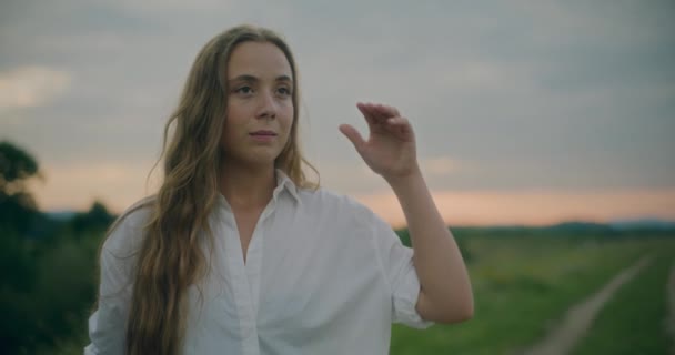 Långsam Rörelse Skott Vackra Unga Kvinna Skärmning Ögon När Står — Stockvideo