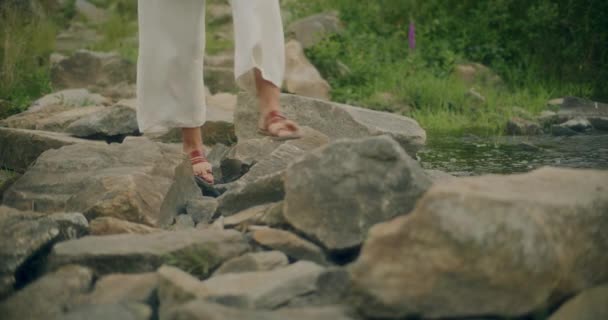Strzał Zwolnionym Tempie Kobiety Noszącej Sandały Podczas Spaceru Skałach Pobliżu — Wideo stockowe