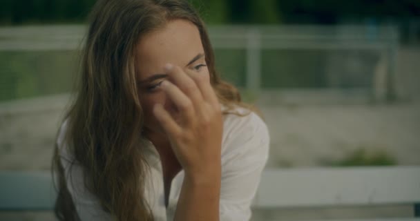 Slow Motion Shot Van Bedachtzame Blonde Jonge Vrouw Met Hand — Stockvideo