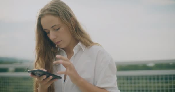 Akıllı Telefondan Sörf Yapan Çekici Sarışın Genç Bir Kadının Yavaş — Stok video