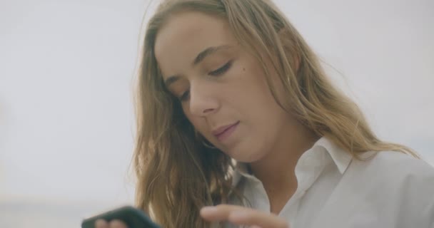 Grabación Cámara Lenta Mensajes Texto Mujer Hermosa Joven Través Del — Vídeo de stock