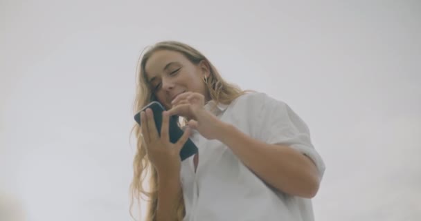 Zpomalený Záběr Mladé Blond Ženy Těší Hudbu Přes Mobilní Telefon — Stock video