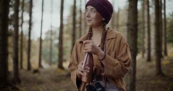 Jeune Femme Ouverture Touristique Couvercle Bouteille Tout Tenant Dans Forêt — Video