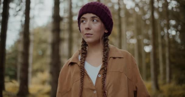 Giovane Donna Che Indossa Cappello Maglia Guardarsi Intorno Nella Foresta — Video Stock