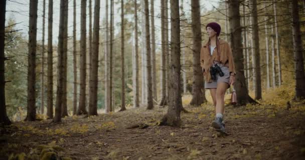 Smilende Kvinnelig Turist Med Vannflaske Kikkert Vandring Skogen – stockvideo