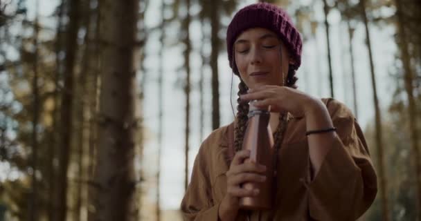 Coperchio Bottiglia Apertura Turistica Femminile Mentre Piedi Nella Foresta Durante — Video Stock