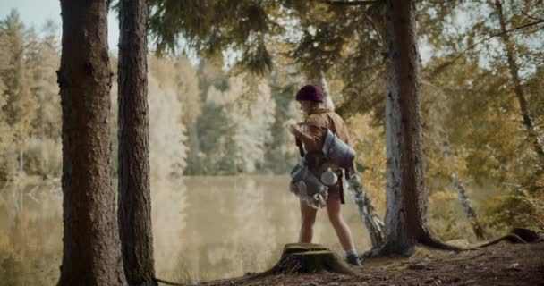 Jeune Touriste Femelle Avec Sac Dos Admirant Lac Tout Étant — Video